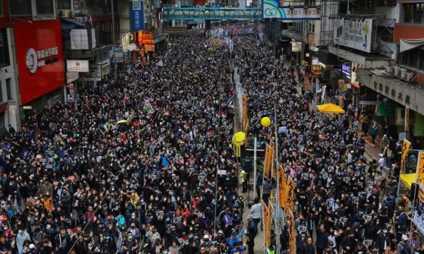 Hong Kong'da yeni yılın ilk günü protestolarla başladı