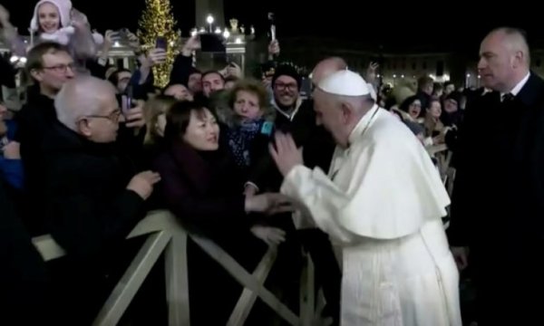 Papa Francis elini bırakmayan kadına vurarak tepki gösterdi