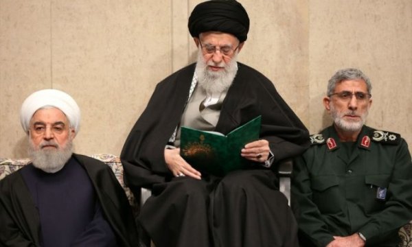 Süleymani'yi anma merasiminde Hamaney'in Kaani'nin yanına oturması dikkat çekti