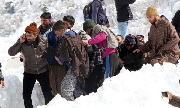 Pakistan'da yoğun kar yağışı sebebiyle ölenlerin sayısı 95'e çıktı