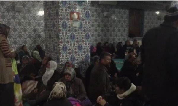 Depremden etkilenen bazı aileler camilerde kalıyor