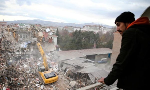Elazığ'da ağır hasarlı 72 bina yıkılacak