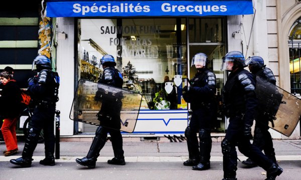 Fransa’da Camiye polis baskını: İçeride çocuklar ders görüyordu