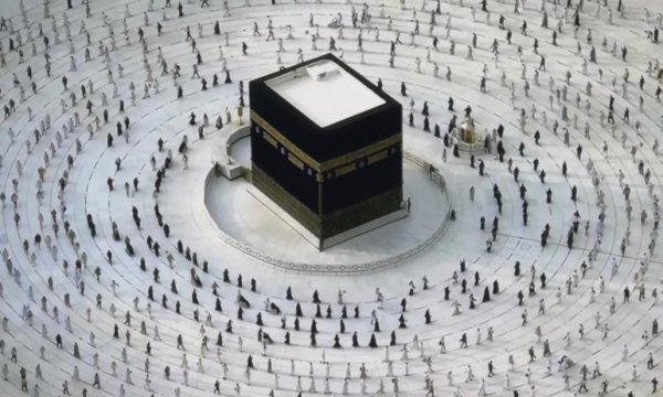 Kabe'de 7 ay sonra yeniden cemaatle namaz kılındı