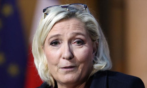 Fransa'da aşırı sağcı Le Pen'den 'başörtüsü yasaklansın' çağrısı