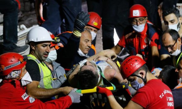 İzmir'de 5 bin arama kurtarma personeli çalışma yürütüyor