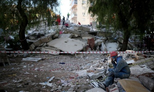 İzmir'de can kaybı 102'ye yükseldi