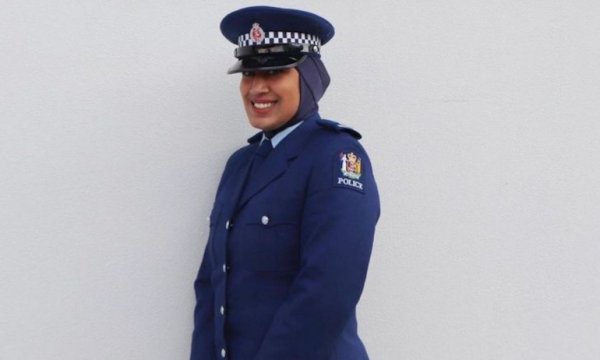 Yeni Zelanda polisi, resmi üniformasına başörtüsü ekledi