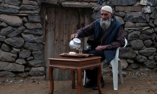 Asırlık çınar Bekir dede sağlığını doğal beslenmeye ve stressiz yaşama borçlu