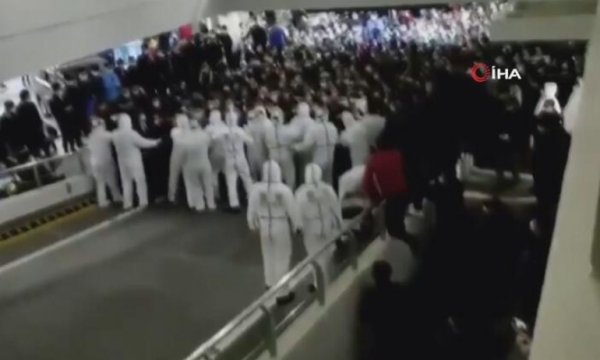 Çin'de havaalanının toplu Kovid-19 testi için karantinaya alınması kaosa yol açtı