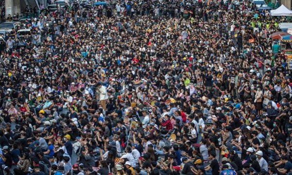 Tayland'daki hükümet karşıtı protestolara 'Kırmızı Gömlekliler'den destek