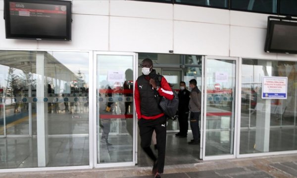 İsrail'de mahsur kalan Sivasspor kafilesi Sivas'a ulaştı