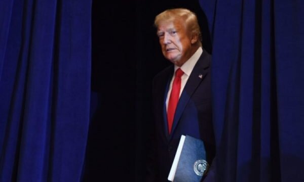 Trump, Çinli firmaları ABD borsalarından çıkarabilecek yasayı imzaladı