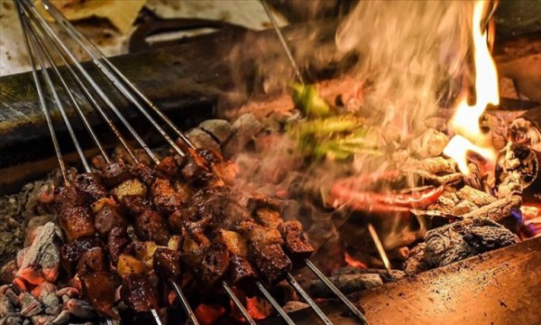 Diyarbakırlılar pandemi sürecinde de kadayıf ve ciğer kebabından vazgeçmedi 