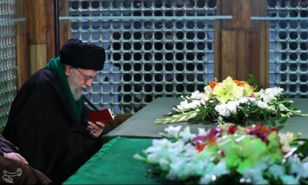 İmam Hamaney, Rahmetli İmam Humeyni’nin türbesini ziyaret etti