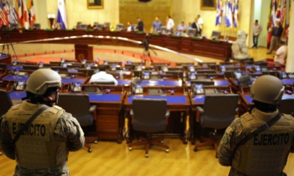 El Salvador’da Polis ve askerler Meclis’i kuşattı