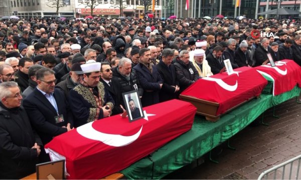 Almanya'daki ırkçı saldırıda ölenler defnediliyor
