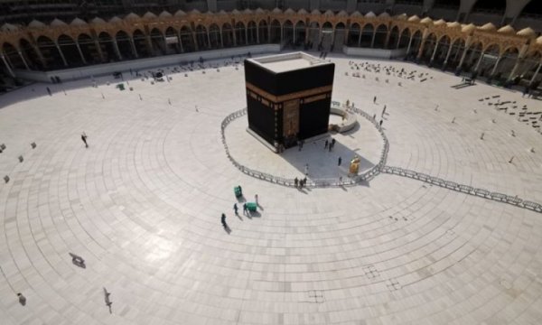 Suudi Arabistan, koronavirüs nedeniyle Kabe'nin etrafındaki tavaf alanını kapatıyor 