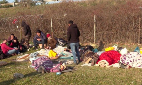 Türkiye-Yunanistan sınırında sıkışan mülteciler