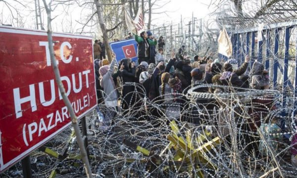 Sığınmacıların Avrupa sınırında bekleyişleri sürüyor