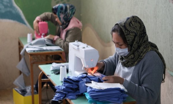 Göçmenler kendi maskelerini dikiyor