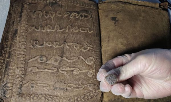 Ellerindeki Tevrat'ı 1 milyon 250 bin dolara satmaya çalışan 3 şüpheli yakalandı