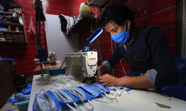 Iraklı kardeşler ürettikleri tıbbi maskeleri ücretsiz dağıtıyor