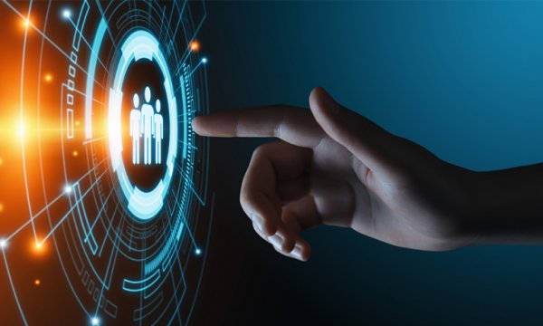 Koronavirüs pandemisi insanları daha 'kontrol edilebilir' hale getirebilir