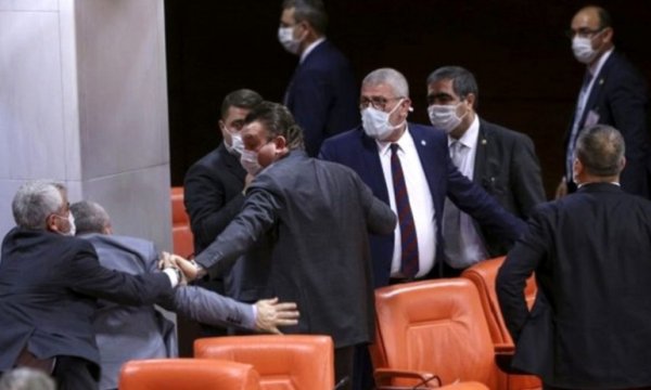 Burası Türkiye Büyük Millet Meclisi: MHP’li vekil küfürleri havada uçuşturdu