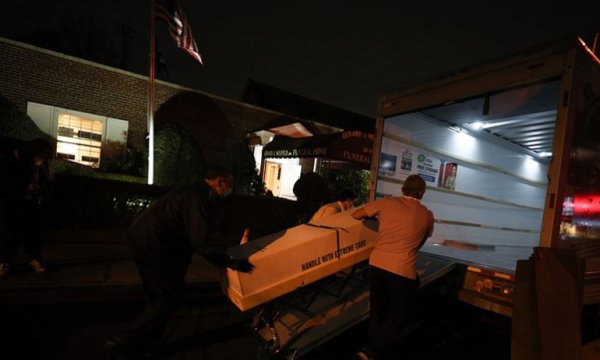 New York'ta günlerdir sokakta bekletilen kamyonlarda onlarca ceset bulundu
