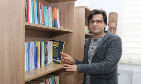 Evde kalan kadınlar temizliğe erkekler sosyal medyaya daha çok zaman ayırıyor