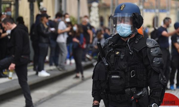 Fransa'da Sarı Yelekliler Covid-19'a rağmen yeniden meydanlarda