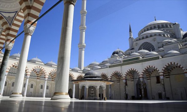 İstanbul'da avlusu ve çevresi müsait olan camilerde cuma namazı kılınabilecek