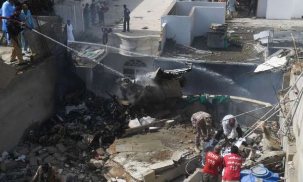 Pakistan'da 107 kişiyi taşıyan yolcu uçağı düştü