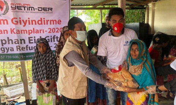 Arakanlı ve Türkiye'nin birçok ilindeki yetimler bayramlıklarla sevindirildi