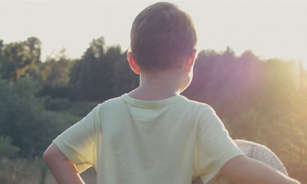 Çocuklar D vitamini için güneşli günlerde balkona çıkarılmalı