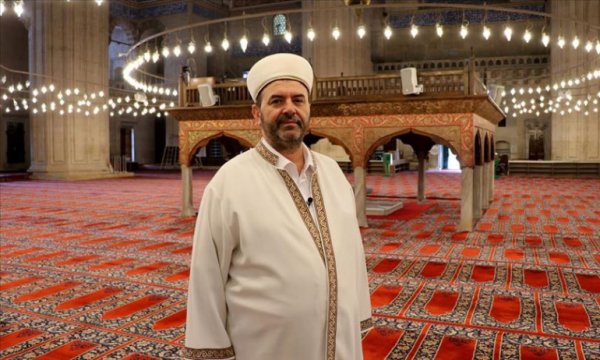Din görevlileri heyecanla cemaati bekliyor