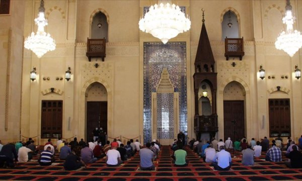 Lübnan'da yeniden açılan camilerde cuma namazı kılındı