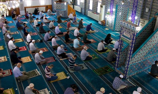 Camilerde salgın sürecindeki ikinci cuma namazı kılındı