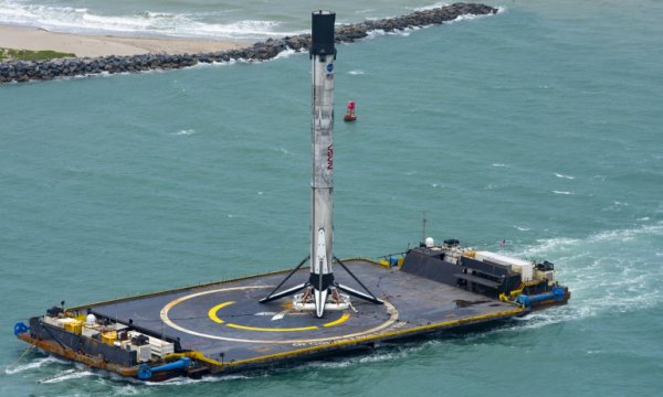 SpaceX'in tarihi fırlatışı gerçekleştiren yeniden kullanılabilir roketi karaya ulaştı