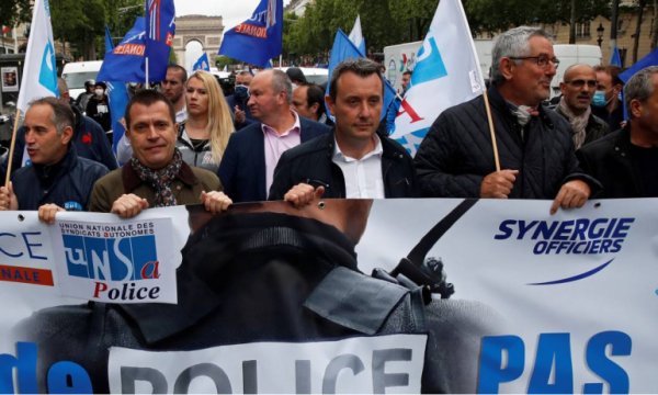 Fransa'da hükümet gözaltı sırasında 'boğma tekniklerini' yasakladı, bu kez polisler protesto etti