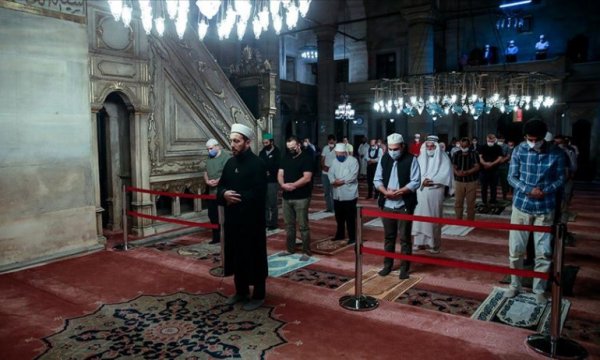 Camilerde cemaatle ilk sabah namazı kılındı