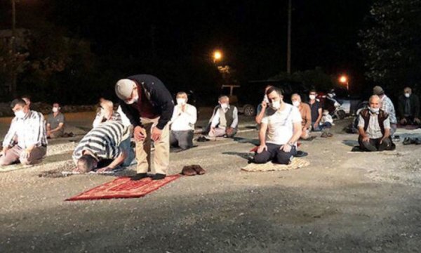 İmama küsen mahalleli, namazı kıraathanenin önünde kıldı