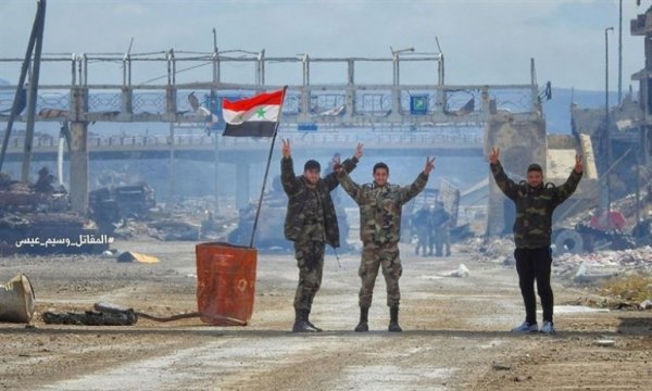 Suriyeli köylüler Amerikan askeri konvoyuna geçit vermedi