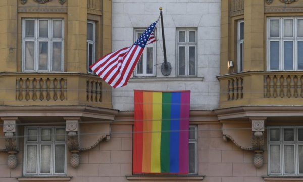 Rusya Devlet Başkanı Putin LGBT Bayrağı asan ABD Büyükelçiliği ile dalga geçti