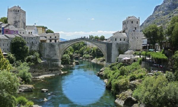 Tarihi Mostar Köprüsü'nün yeniden açılışının 16. yılı 