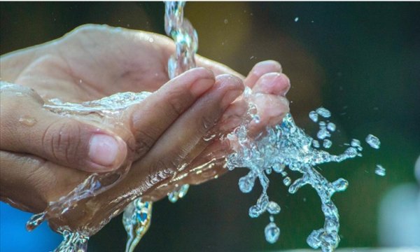 'Çocukların günde 1,5 litre, yetişkinlerde kadınların 2 litre, erkeklerin 2,5 litre su içmesi gerekiyor'