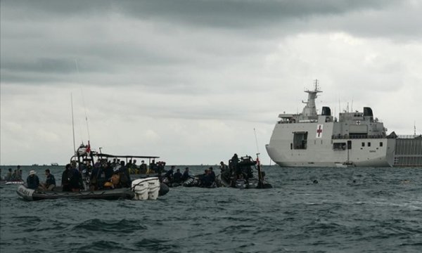 Endonezya’da düşen yolcu uçağının kara kutusu denizden çıkarıldı