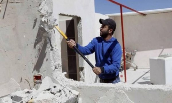 İşgal rejimi Filistinli bir vatandaşı evini yıkmaya zorladı