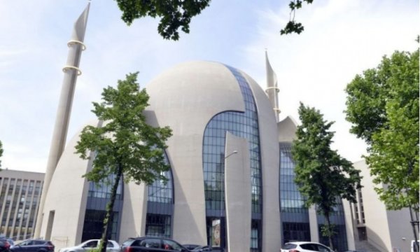 Köln'de ezana yeşil ışık